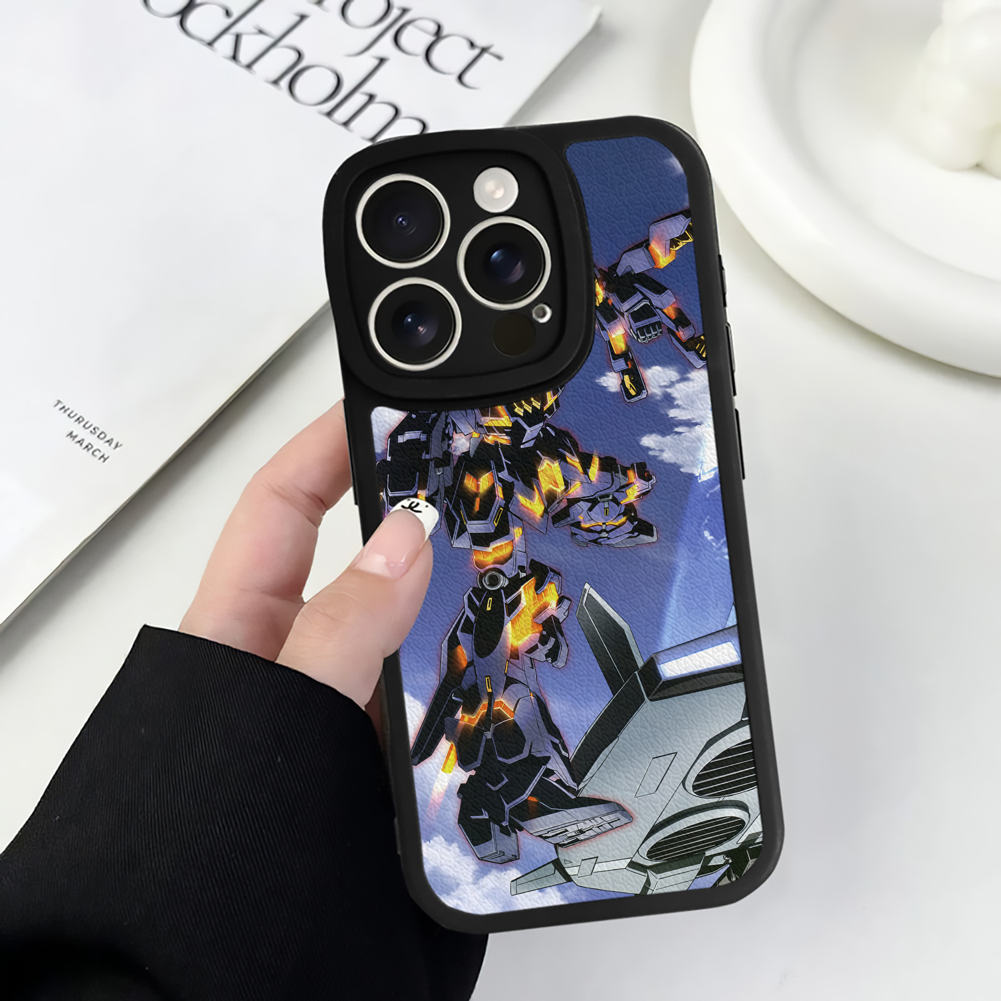（画像用） 機動戦士ガンダム Mobile Suit Gundam 【iPhone 16シリーズ対応】シリコンスマホケース（レザー調） 材質：シリコン